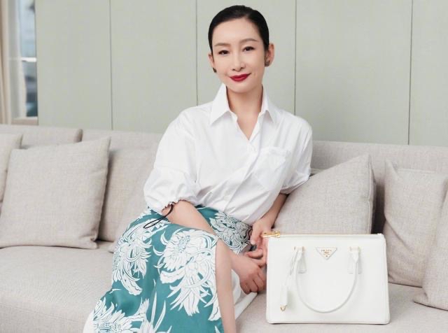 潮帮先生|秦海璐真是越老越有气质，夏日穿搭时髦又高级，值得中年女人借鉴