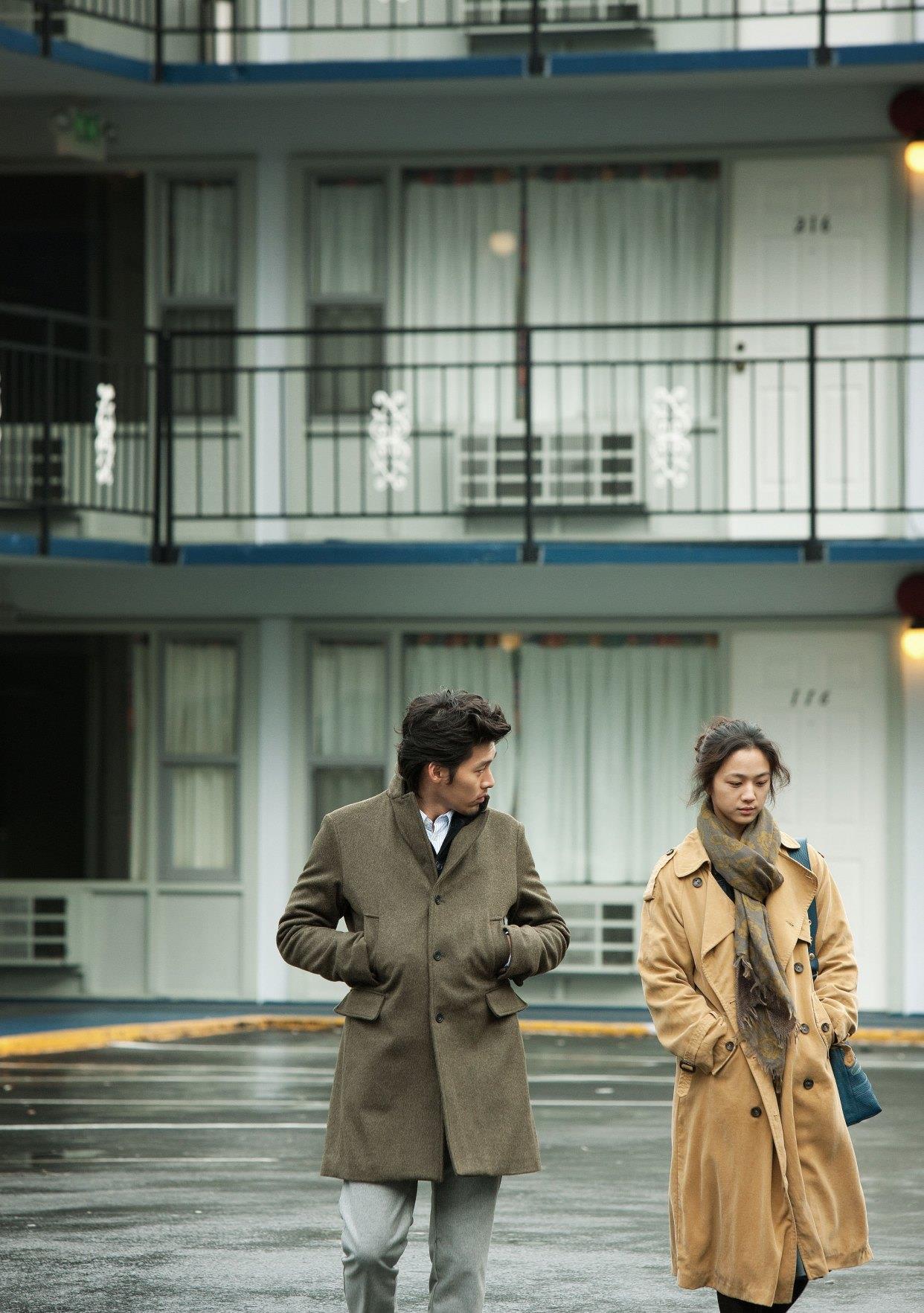 木木尔小倩|拜托别再让她穿古装了！穿上风衣的她才是真正的“清水芙蓉”