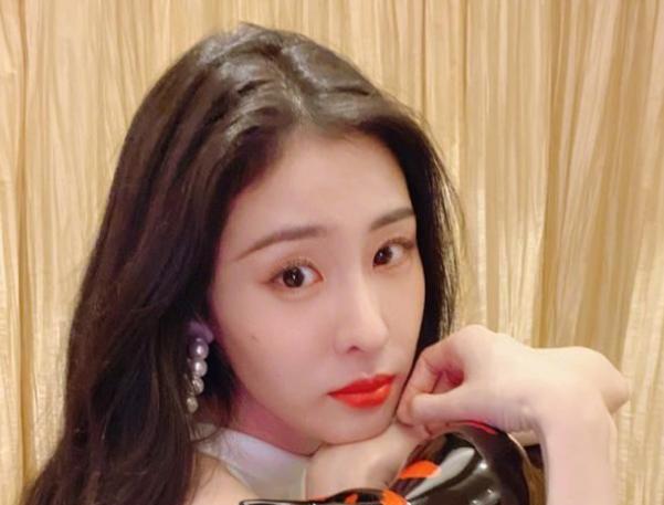 张碧晨|华晨宇抱娃被拍，孩子被打扮成“小公主”，正脸出镜像极了张碧晨