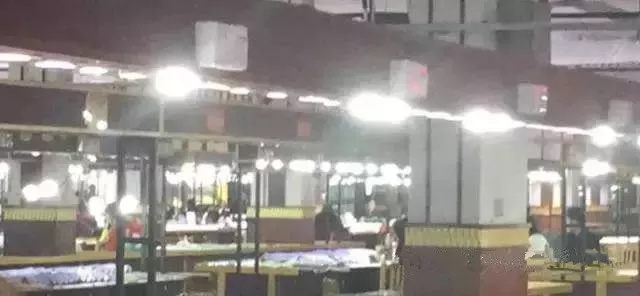 翡翠|一根塑料管能冒充价值百万的飘花手镯，五花八门的骗术