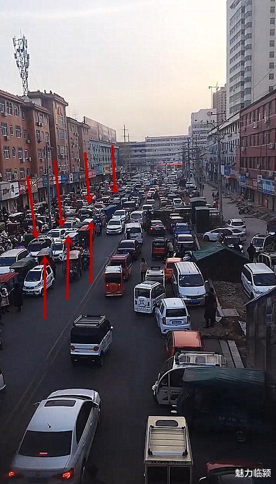 魅力临颍 临颍：这条路又堵了，老司机都开始怀疑人生了
