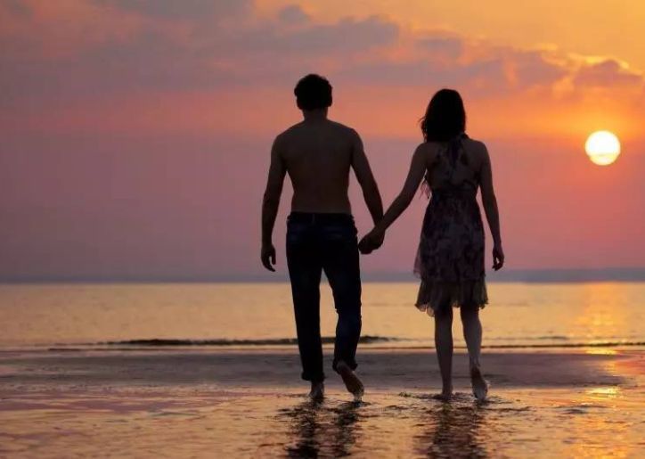 无言门主 穷小子毕业当总公司高管，嫌弃灰头土脸的糟糠之妻：她配不上！