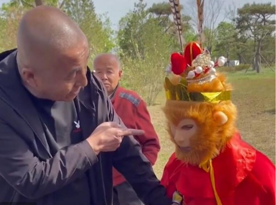 前方社会冲锋号 再现强买强卖!太原一男子景区中扮孙悟空强制游客合影20元1张,遭好心大爷怒怼“你算啥明星?”
