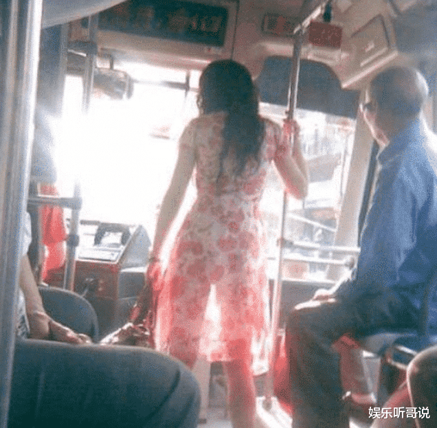 悬剑小女生 女生穿裙子出门的时候，千万不要站在强光下，大爷都惊呆了哈哈哈