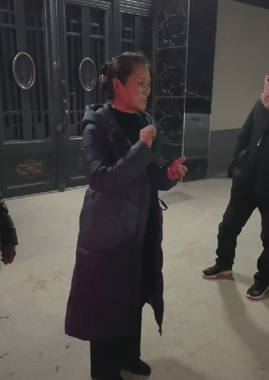 陈亚男|陈亚男父母有多豪？后备箱洒落16万现金，十几万的金条用塑料袋装