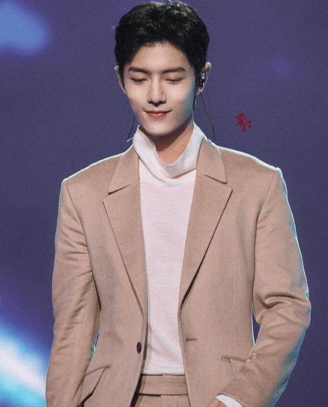 杨钰莹|肖战“滴露”温暖花絮上线,肖战仔细听导演的安排,笑容很甜