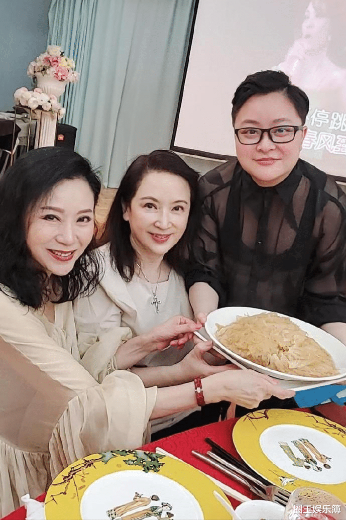 吴倩|63岁魏秋桦近照曝光，笑容满面不显老态，网友：最美黄蓉