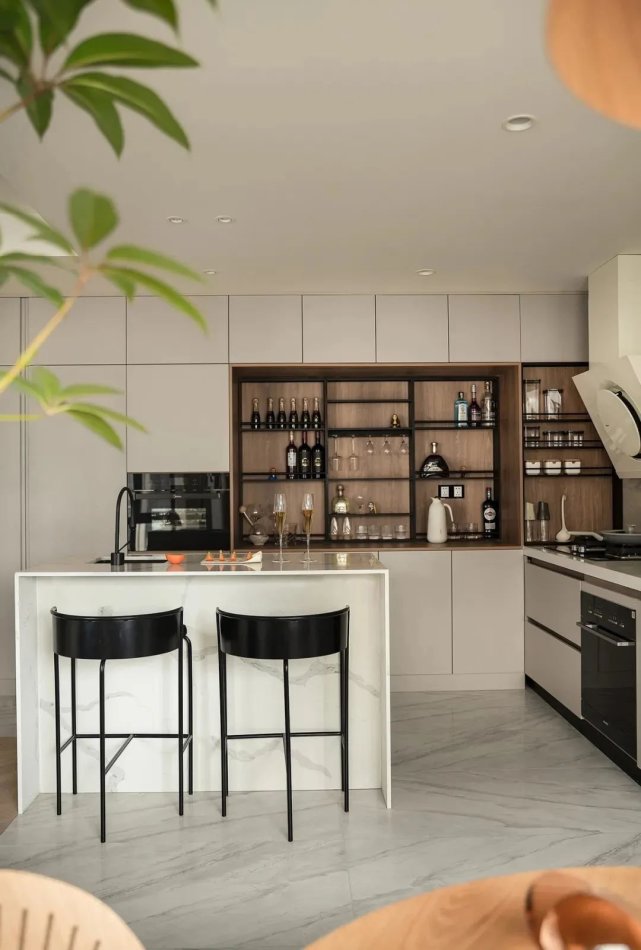 82㎡现代简约丨入户飘窗变卡座，开放式餐厨厅布局绝了