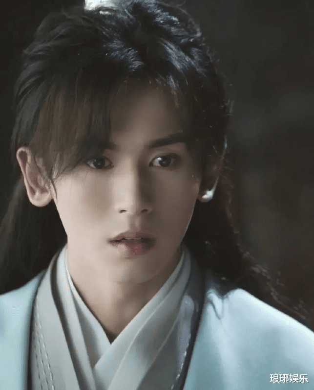 张哲瀚|张哲瀚被传结婚,网友晒出戒指和求婚照,随后却对此否认了