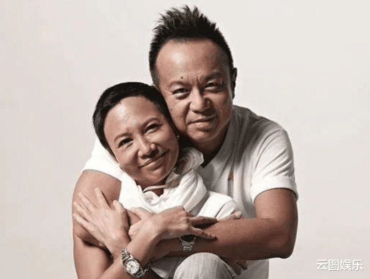 黄大炜|57岁黄大炜约会患癌女友，相恋25年仍恩爱，已花2千万帮对方续命