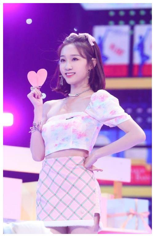 李子璇|26岁李子璇恋情疑曝光，出门疑已同居，还站路边等男方抽烟