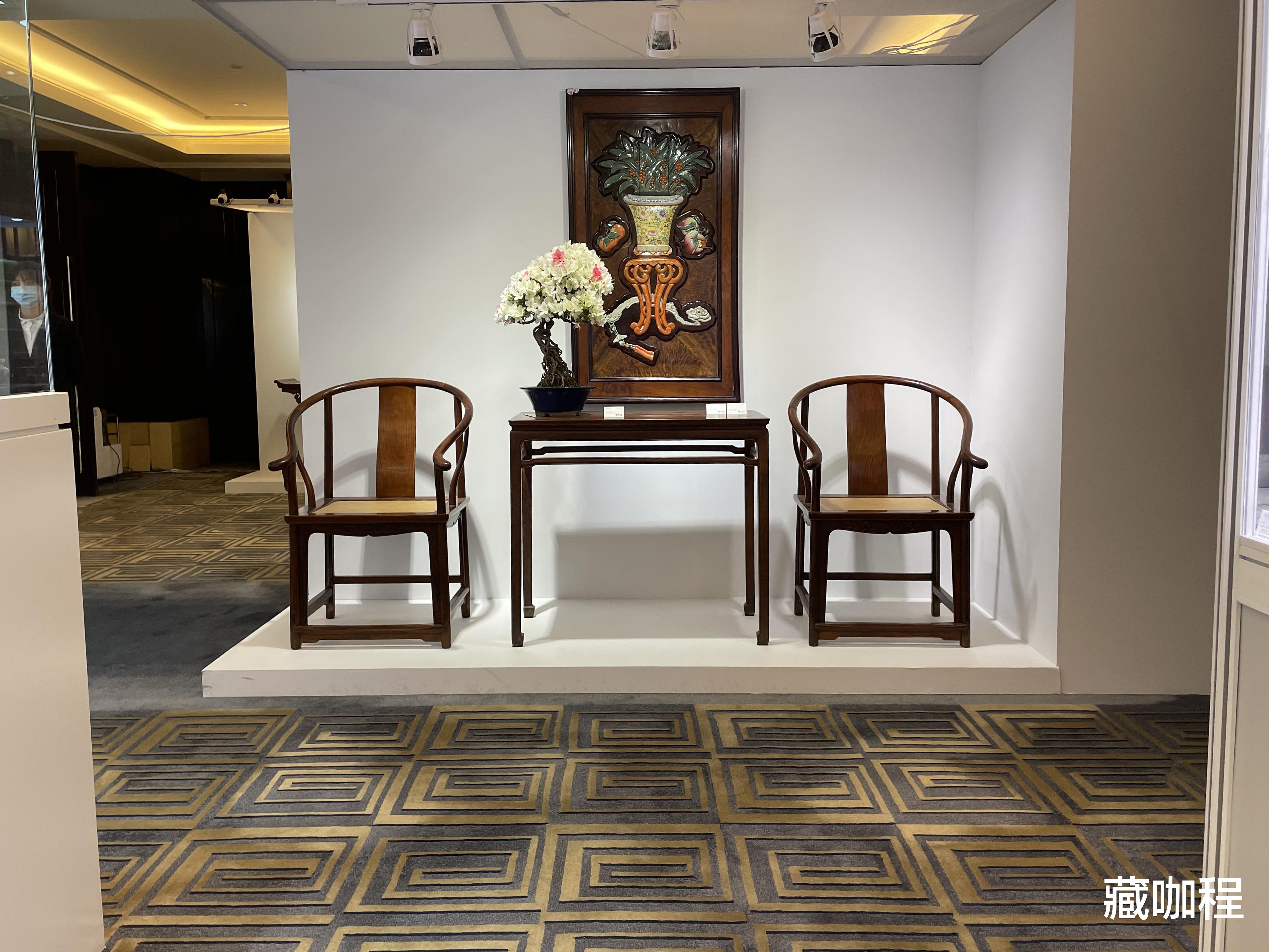 |靠背光素、券口雕花，简繁配搭黄花梨圈椅成对