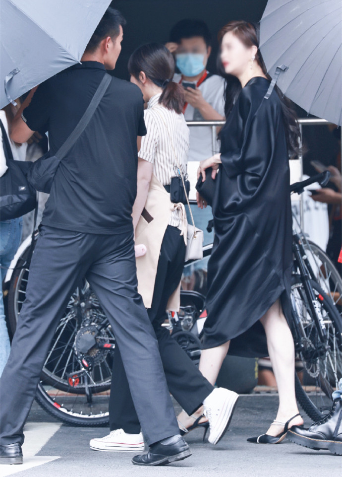 蒋欣|蒋欣节目中再扮樊胜美，穿黑裙仍比杨紫胖一圈，大骨架身材该咋穿