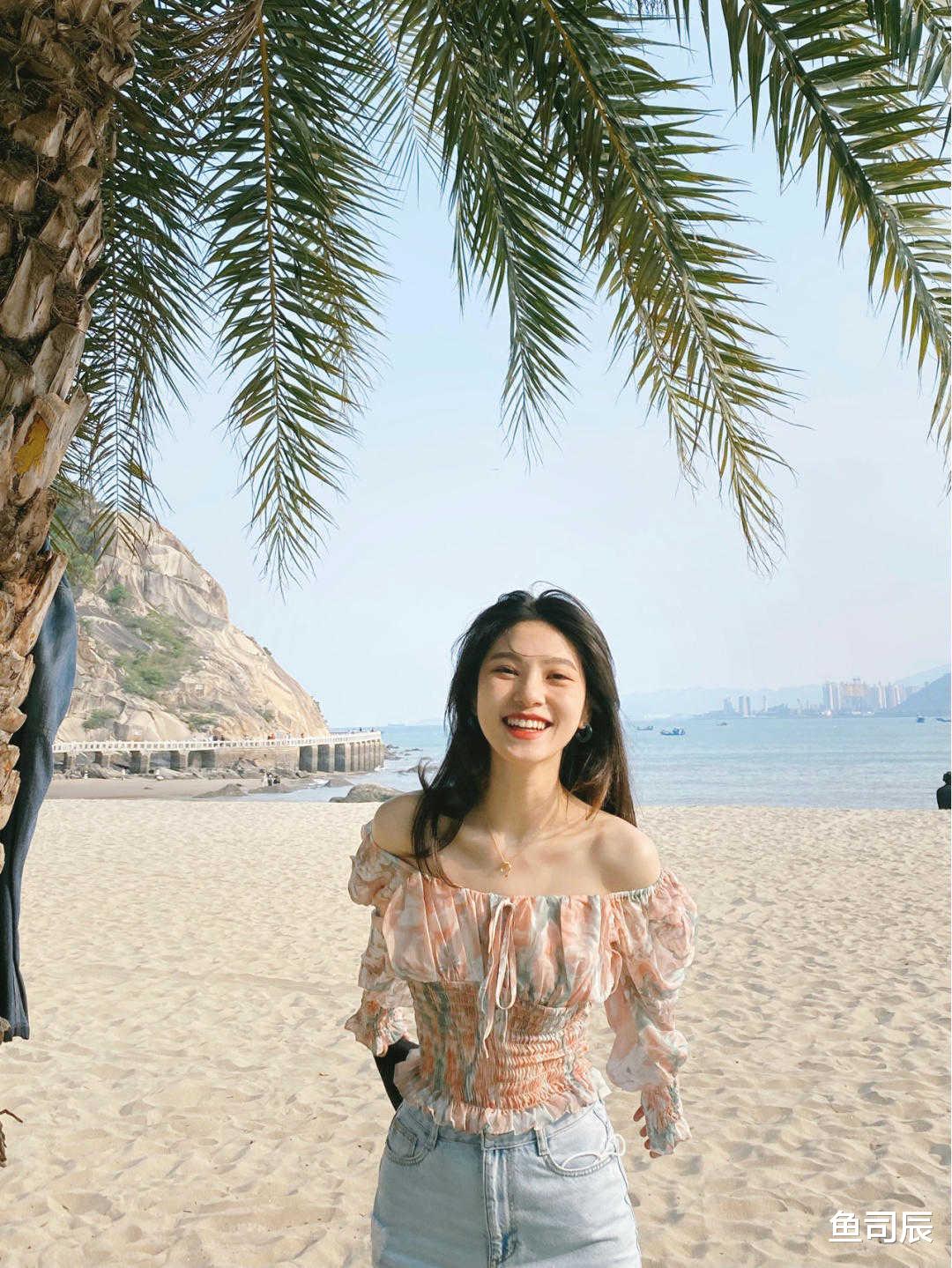 鱼司辰|今夏，女神都在这么穿，印花上衣搭配牛仔裤简约利落，美如初恋