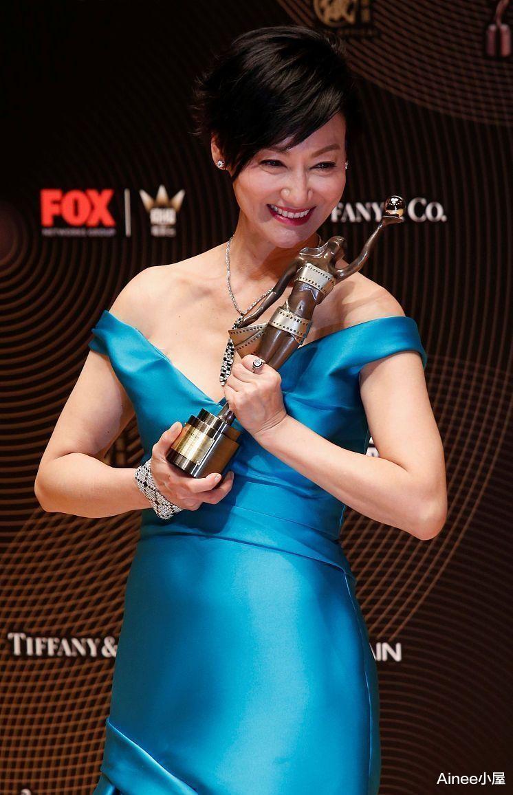 裙装 惠英红的高级都写在脸上,穿亮片斗篷裙英气十足,短发也挺霸气的