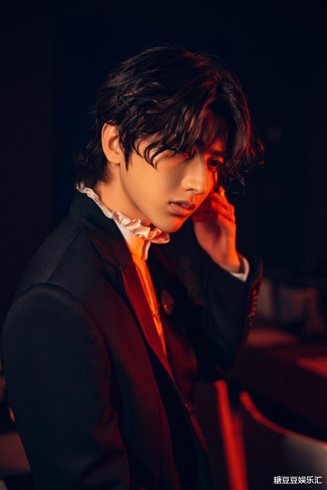 蔡徐坤|818晚会明星新造型，蔡徐坤燕尾服贵气，时代少年团国风妆亮眼