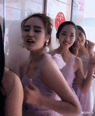 爆红的小飞 真羡慕别人的婚礼上有这么多漂亮的伴娘,真的好想挑一个回家呀!