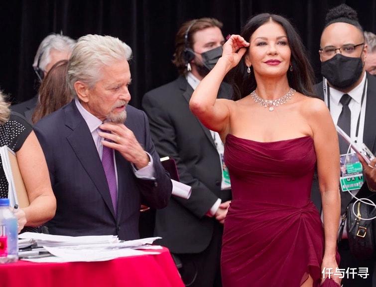 央视|艾美奖红毯火拼，45岁肥凯特对阵25岁DIOR真身安雅，影后的对决