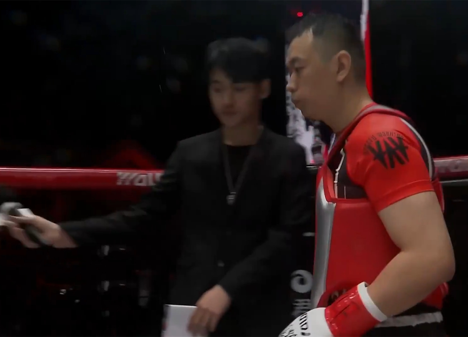 药水哥|药水哥被向佐KO，被打得头盔都戴上了，赛后感慨：向佐教我做人了