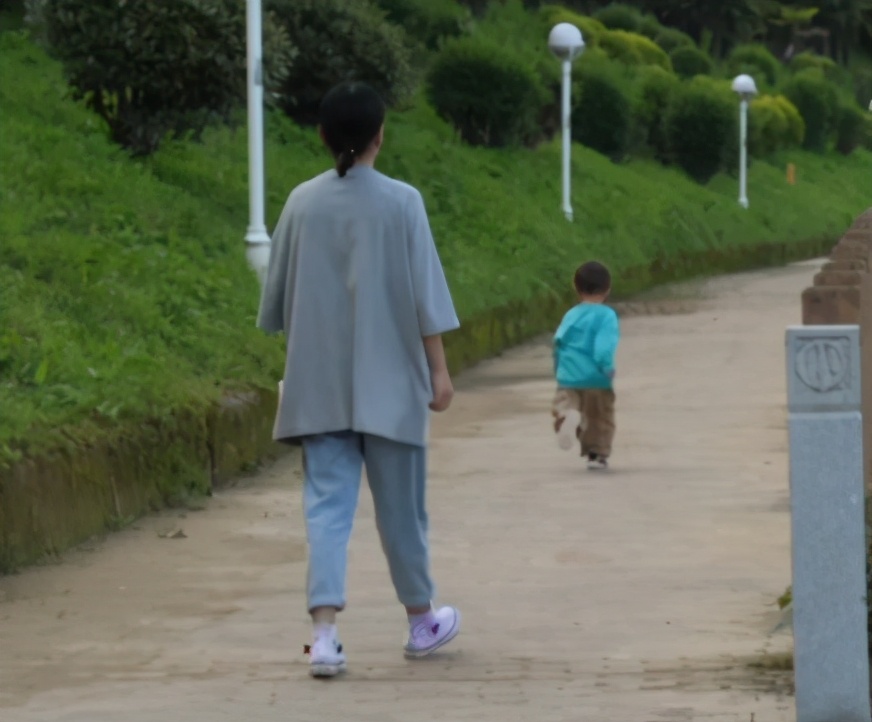 哲学筱筱|熊磊哭诉：楷楷才3岁不知道爸爸已经走了，还以为他在北京治病