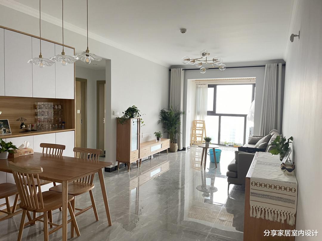 分享家居室内设计|越来越流行原木北欧风，极简装修，不吊顶不做电视墙，省钱又耐看