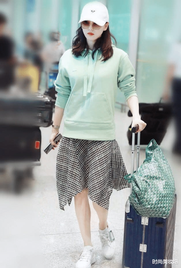 林志玲|林志玲不愧是日本媳妇，白色卫衣配粉裙子，甜美日系太减龄