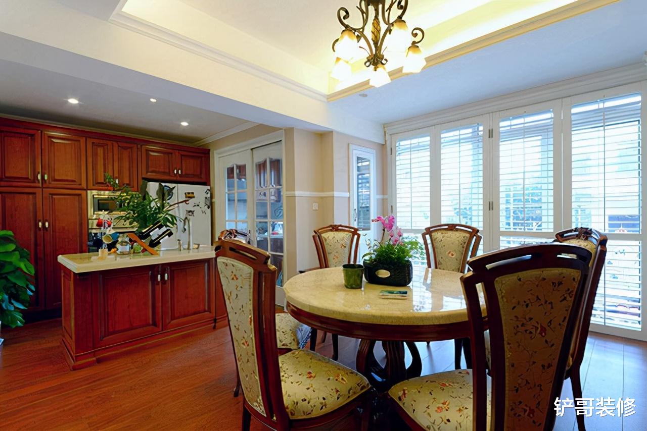 美式别墅的独特韵味，客厅没有电视也很美，复古和浪漫并存?