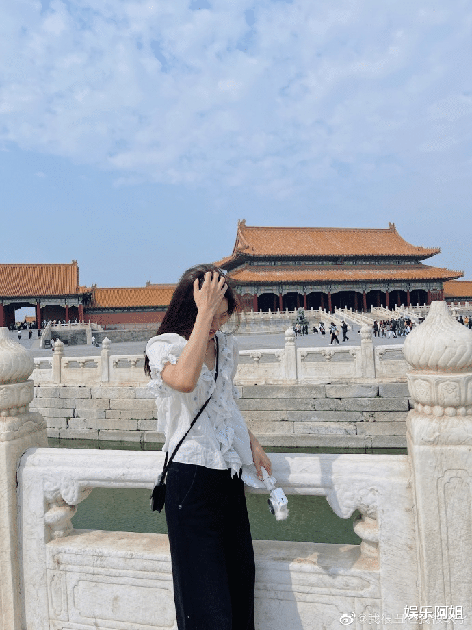 陈赫|陈赫娇妻晒五一带女儿出游照,安安凹造型超有范,但穿搭被吐槽了