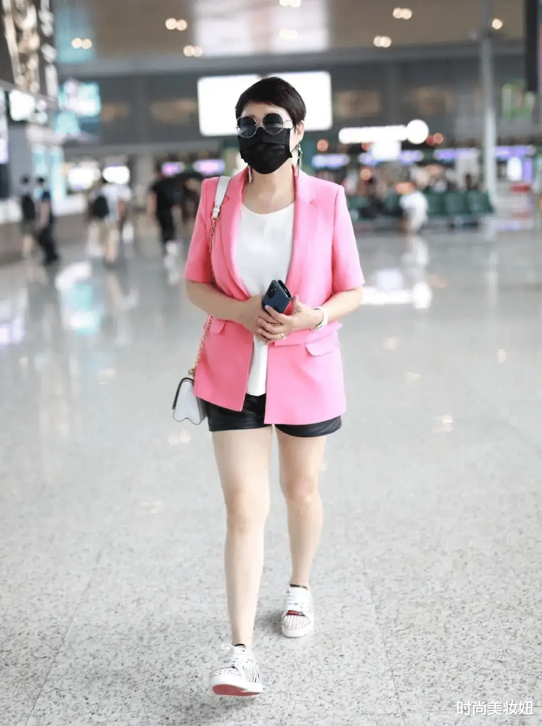 时尚美妆妞|张凯丽真是“大妈”的典范，穿T恤配短裤洋气减龄，不像奶奶辈