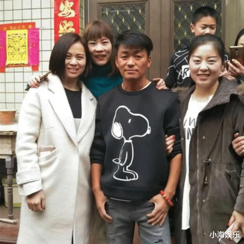 杨超越|杨超越回家为爸爸过寿，双手合十为爸爸祈愿，面对亲友低调有礼貌