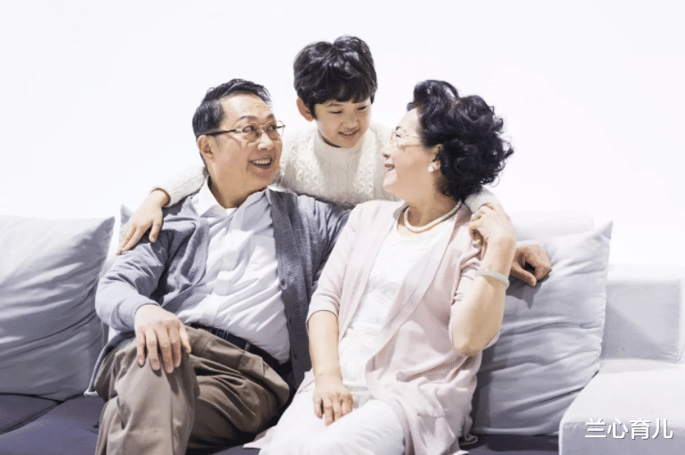 兰心育儿|让婆婆帮忙带会娃，回去时孩子眼睛哭肿，婆婆正在麻将桌上驰骋