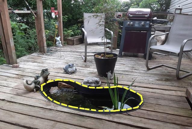 |劝你露台别浇水泥地只铺甲板，木板掀开塞个水盆，养鱼种花造水景