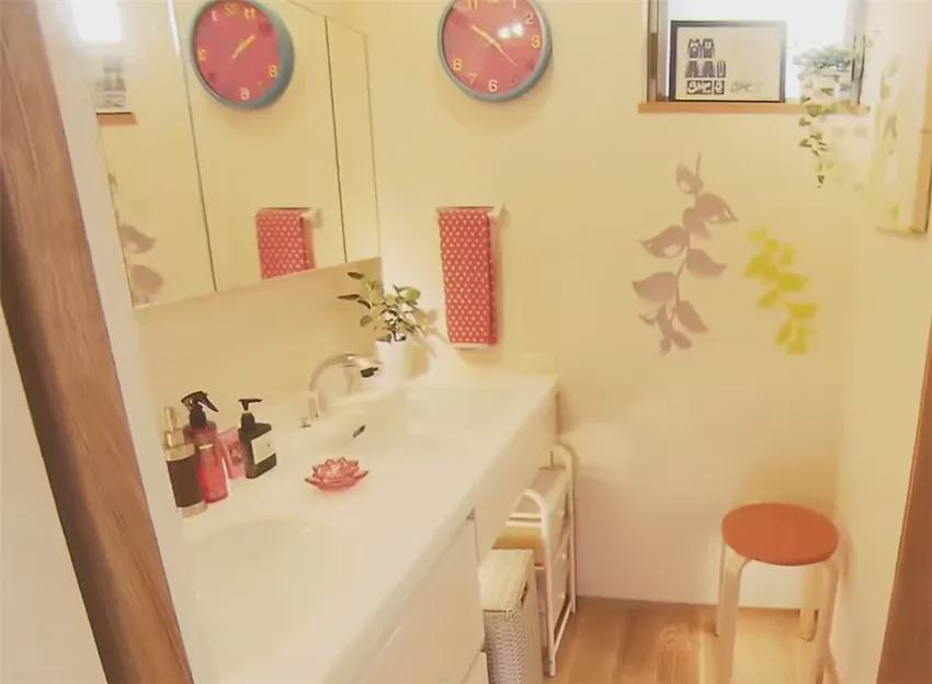 教练|日本五个女生共睡一屋，用棉被当作室内隔断，过着极致蜗居的生活！