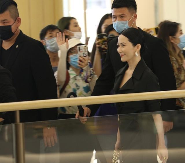 健身|俞飞鸿真是骨子里的美，穿连衣裙明明不显嫩，却美得很迷人