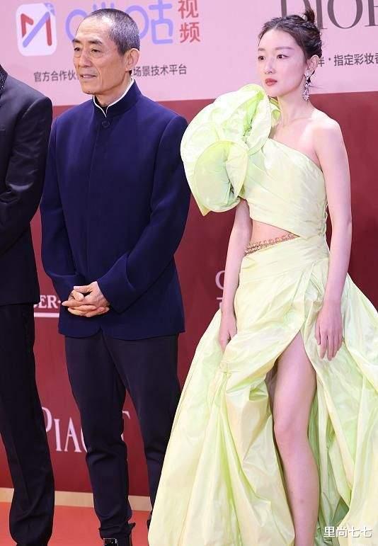 张末|张艺谋携女走红毯，38岁张末罕见精致不敢认，浓妆艳抹撞脸章子怡