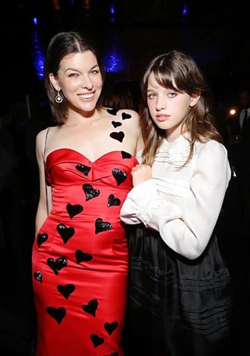 生化危机|生化危机女主和女儿同框,母女俩长太像,网友:姑娘长大就是女神