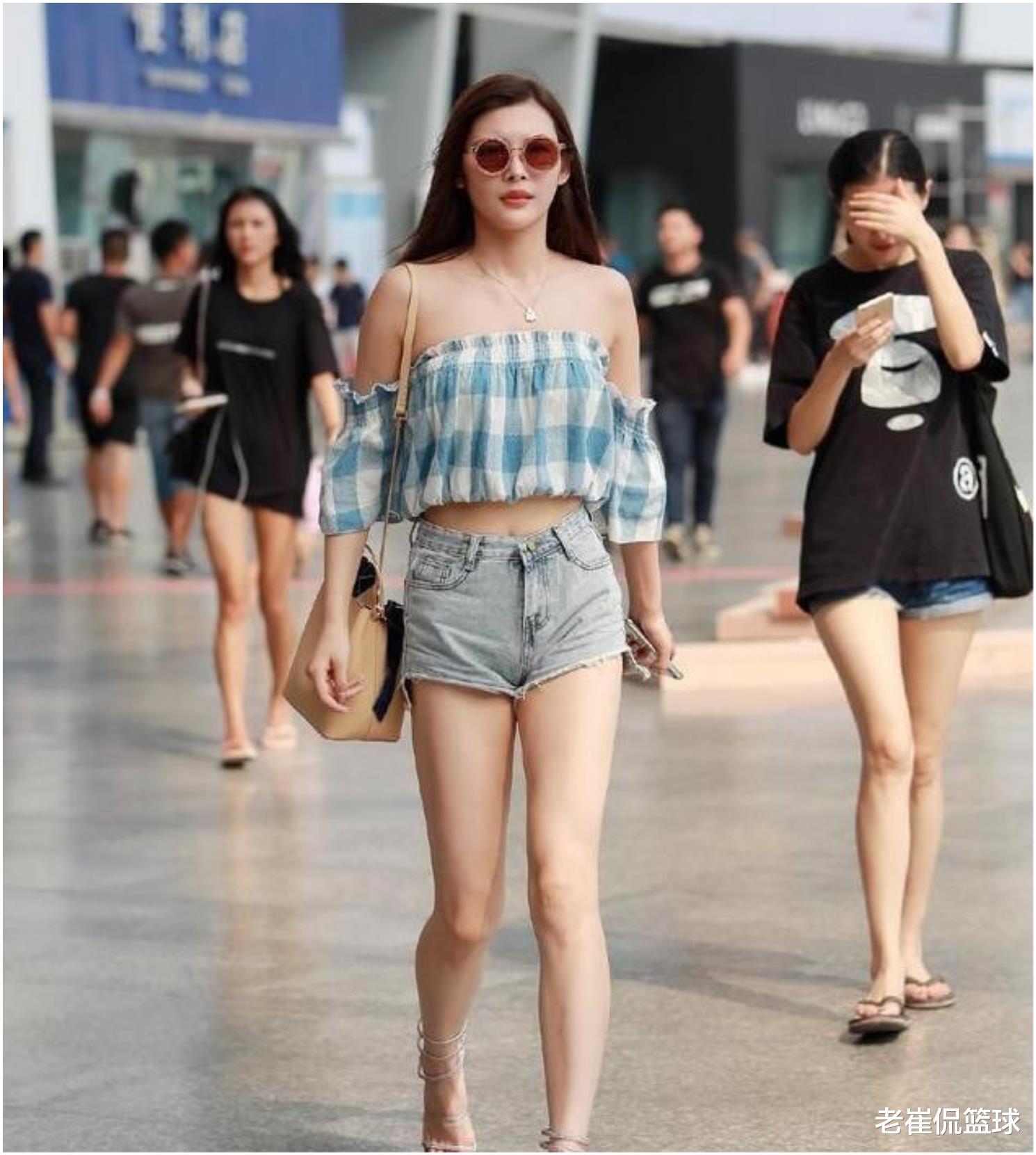 穿衣搭配|短款打底裤搭配时尚上衣是很多人比较关心的问题。其实会选择不同类型的裤子的人，身型也各不相