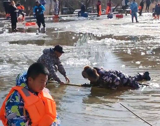 唐山|唐山钓友坠入冰窟，冰钓危险有人却乐此不疲，水性再好冰上也无用