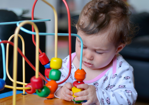 Ainee妈咪|0-1岁是大脑发育黄金期,家长做好早教,让孩子发育“快人一步”