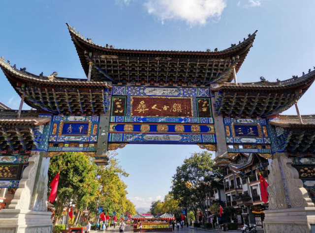 古镇 云南斥资32亿的“人造古镇”，游客络绎不绝，可媲美丽江古城