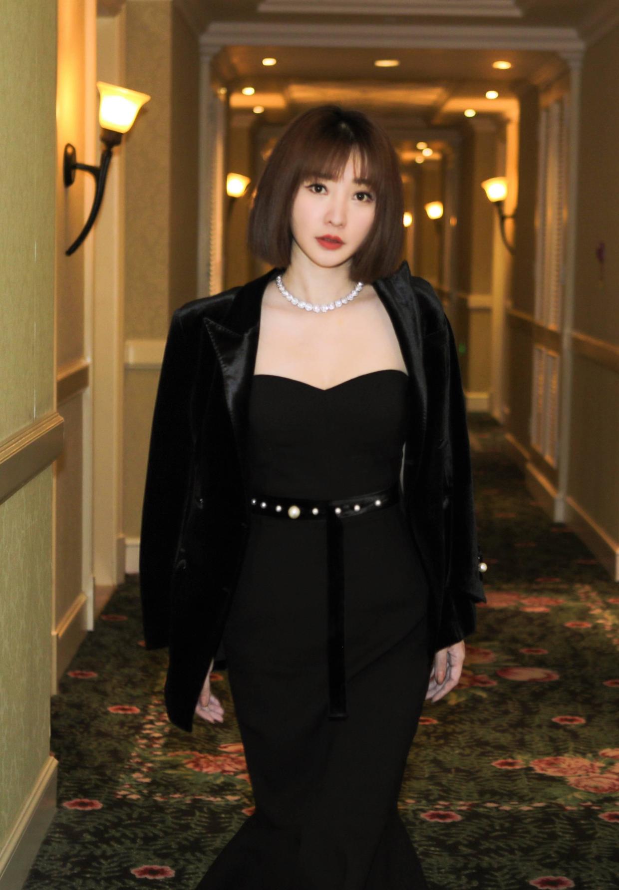 李承铉|柳岩人美又会穿，穿黑色连体裤秀“曼妙身材”，高挑精致又时髦