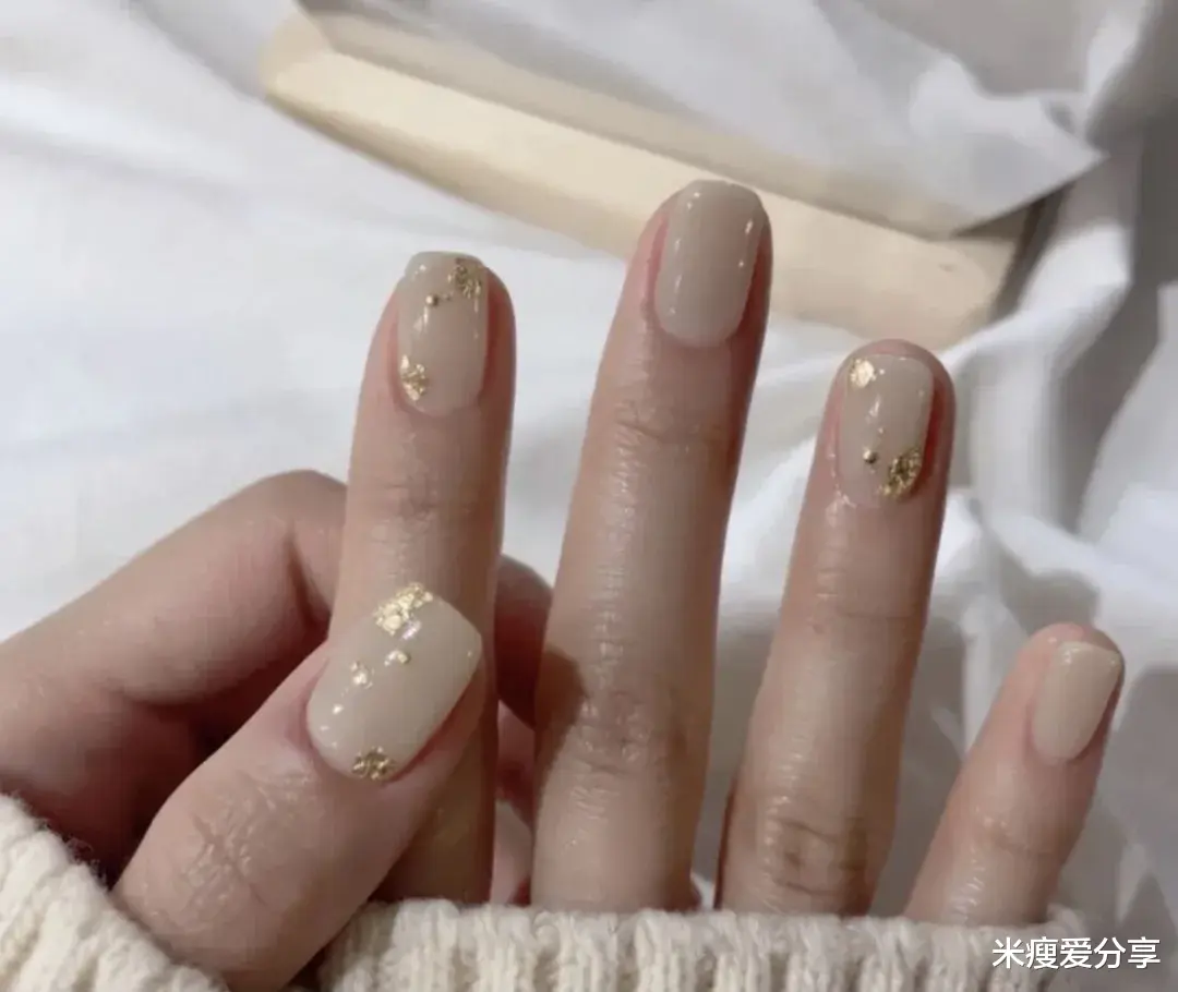 美甲|秋冬的美甲不止有咖色，还有这些色调的美甲也很美！