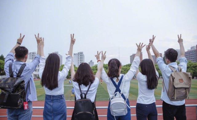 女摊主惹众怒:抱着孩子脚踹卖饼老人车子,大学生排队买老人的饼