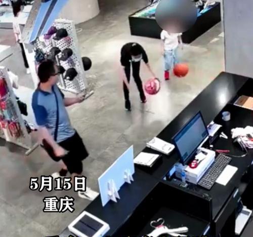 酸菜就大饼 小孩店里玩球砸中玻璃，玻璃瞬间砸在小孩头上，监控曝光可怕一幕