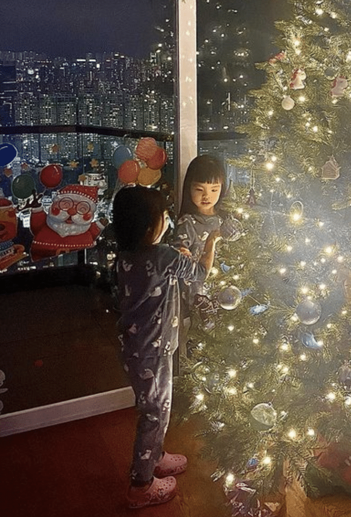 熊黛林|熊黛林老公实力宠娃，圣诞节送成堆礼物，双胞胎女儿在郭可盈家跑得欢