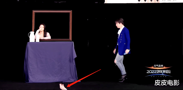 跨年晚会|跨年晚会让人不省心，湖南台主持人接不住词，江苏台一只手误入画