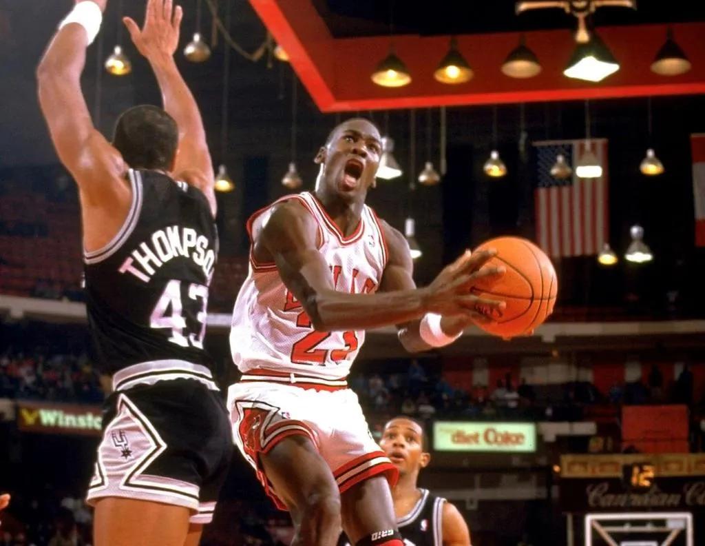 張伯倫|美媒列出了聯(lián)盟歷史上50個(gè)單月場(chǎng)均得分最高的完整列表，現(xiàn)役三人