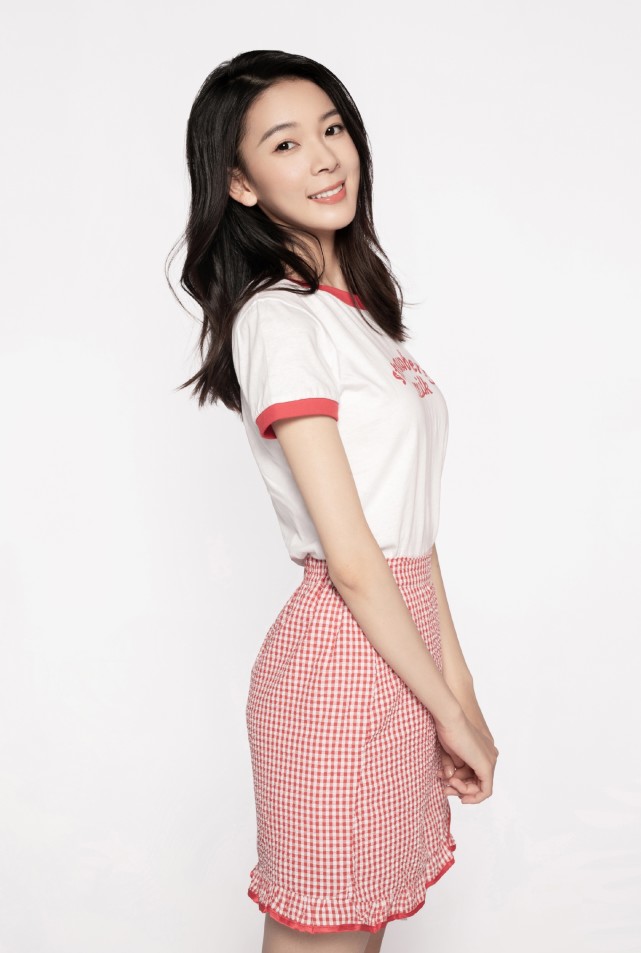 时尚穿搭潮我看|1米68陈瑶是小萝莉吧！白T恤配“围裙”尽显少女风，太甜了