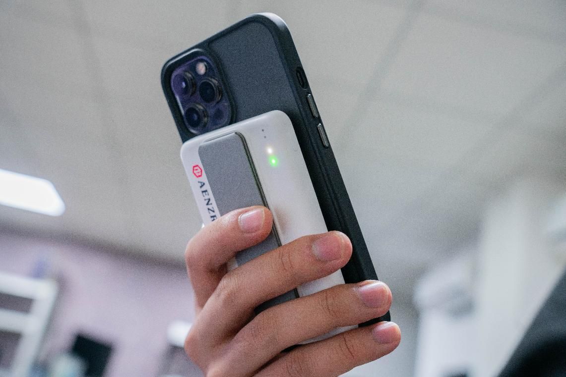 充电宝|既是充电宝又是桌面支架,AENZR磁吸充电宝