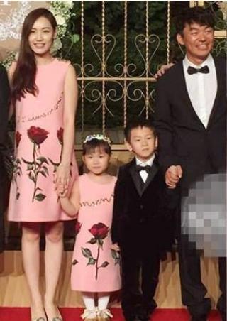 王宝强|王宝强“痴心不改”爱美人，与新女友冯清传来喜讯，网友：图他啥